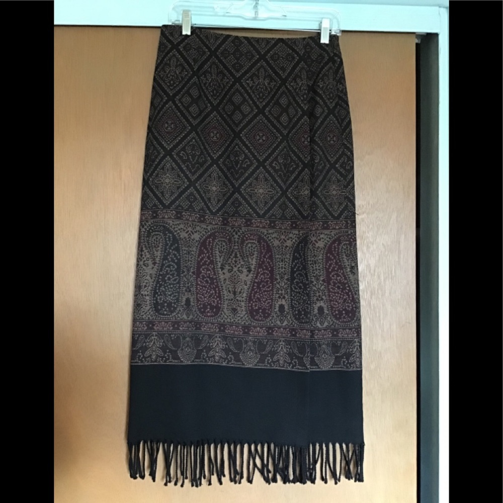 Parisian Signature skirt with fringe. Size 6